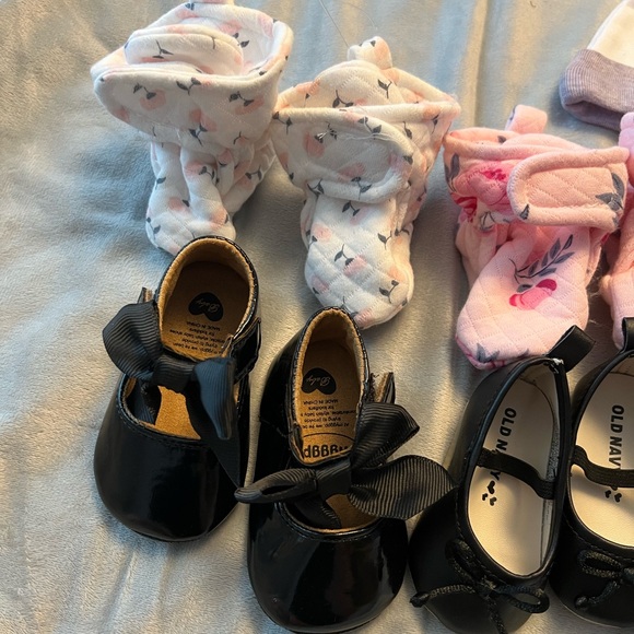 6pair baby girl size 1 crib shoes , hat converse, old navy various brands lot - Picture 2 of 6